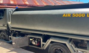 Yonif TP 860/NSK Salurkan 5.000 Liter Air Bersih ke Masjid Al Muhajirin Waropen, Wujud Kepedulian TNI untuk Masyarakat