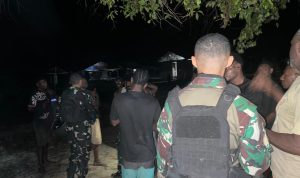 Patroli Malam Yonif TP 860/NSK Jaga Kondusivitas Distrik Warbah, Perkuat Rasa Aman dan Kedekatan dengan Warga