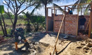 Kebersamaan dan Kekompakan TNI Bersama Masyarakat, Wujudkan Pembangunan MCK di Kampung Urumb