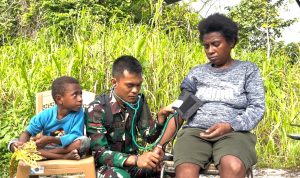 Wujud Kepedulian, Yonif TP 809/NTM Gelar Layanan Kesehatan ‘Door to Door’ bagi Warga Sekitar Satuan