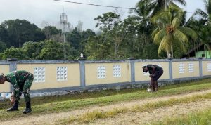 Sinergi TNI dan Warga, Yonif TP 809/NTM Gelar Karya Bakti Bersihkan Gereja Desa Wapoania