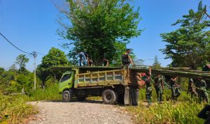 Yonif TP 804/DBAY Gotong Royong Bersama Warga Kimi Siapkan Tiang Bendera Sambut HUT ke-81 Kemerdekaan RI