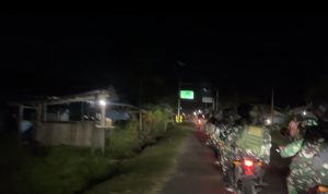 Patroli Malam Yonif TP 860/NSK Perkuat Keamanan Kampung Rorisi, Warga Diajak Jaga Kondusivitas Bersama
