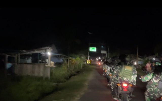 Patroli Malam Yonif TP 860/NSK Perkuat Keamanan Kampung Rorisi, Warga Diajak Jaga Kondusivitas Bersama