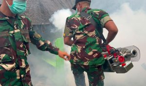 Yonif TP 860/NSK Gelar Fogging di Marshalling Area Waropen, Cegah Malaria dan DBD Demi Jaga Kesiapan Prajurit