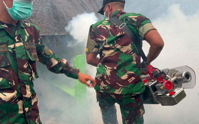 Yonif TP 860/NSK Gelar Fogging di Marshalling Area Waropen, Cegah Malaria dan DBD Demi Jaga Kesiapan Prajurit