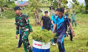 Yonif TP 804/DBAY Ajak Siswa-Siswi SMP Negeri 7 Nabire Laksanakan Karya Bakti Bersihkan Lingkungan Sekolah
