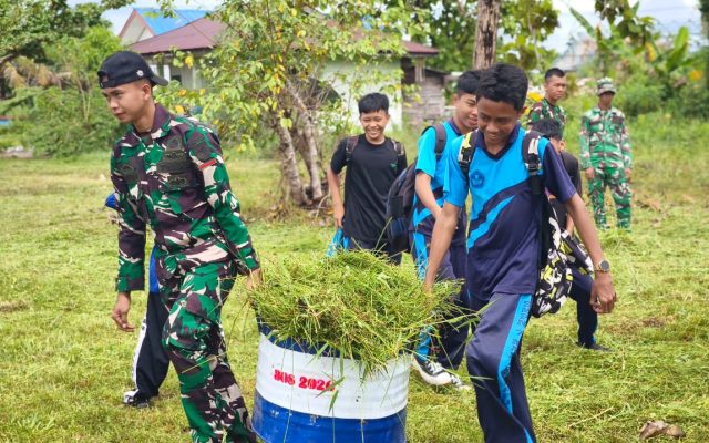 Yonif TP 804/DBAY Ajak Siswa-Siswi SMP Negeri 7 Nabire Laksanakan Karya Bakti Bersihkan Lingkungan Sekolah