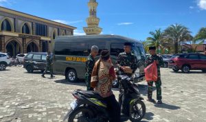 Yonif TP 804/DBAY Berbagi Jumat Berkah di Masjid Agung Al-Falah Nabire