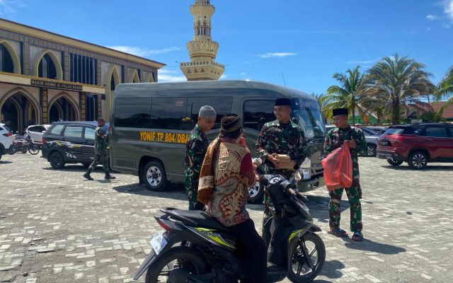 Yonif TP 804/DBAY Berbagi Jumat Berkah di Masjid Agung Al-Falah Nabire