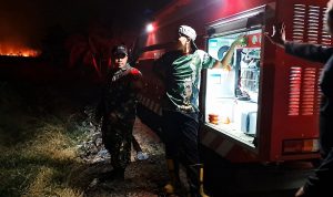 Personel Kodim 1707/Merauke, Gerak Cepat Bantu Padamkan Kebakaran Lahan di Tanah Miring