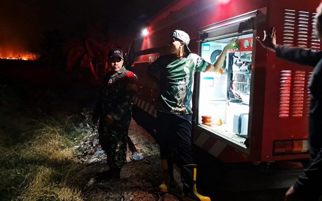 Personel Kodim 1707/Merauke, Gerak Cepat Bantu Padamkan Kebakaran Lahan di Tanah Miring