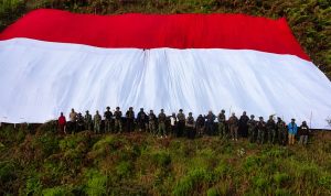 Momen Kemerdekaan! Bendera Merah Putih Raksasa Dibentangkan di Dua Distrik Kabupaten Tolikara