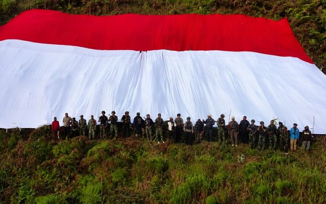 Momen Kemerdekaan! Bendera Merah Putih Raksasa Dibentangkan di Dua Distrik Kabupaten Tolikara