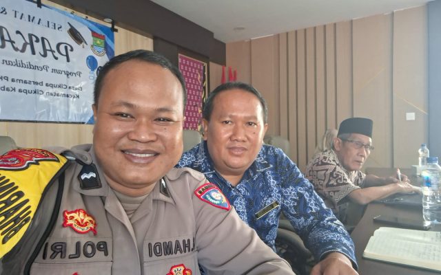 Bhabinkamtibmas Desa Cikupa Hadiri Penyerahan Ijazah Paket C Program PAKADES, Wujud Dukungan Polri terhadap Pendidikan Masyarakat
