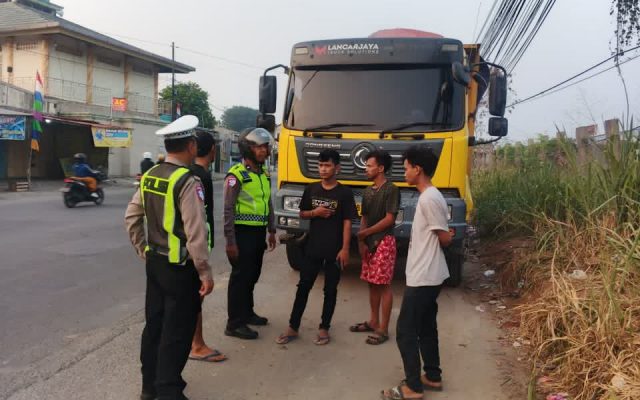 Kapolsek Pasar Kemis Tegaskan Tak Ada Pembiaran, Kendaraan Berat yang Parkir di Bahu Jalan Langsung Ditertibkan
