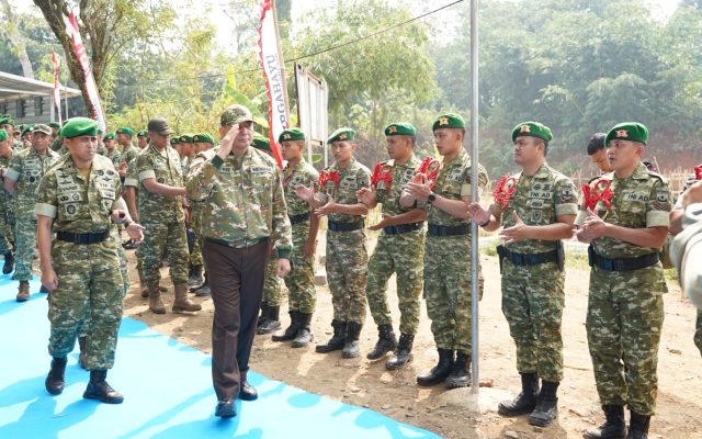 Kunjungi Yonif TP 942/AW, Menhan RI: Prajurit TNI Harus Menjadi Kekuatan yang Dicintai Rakyat