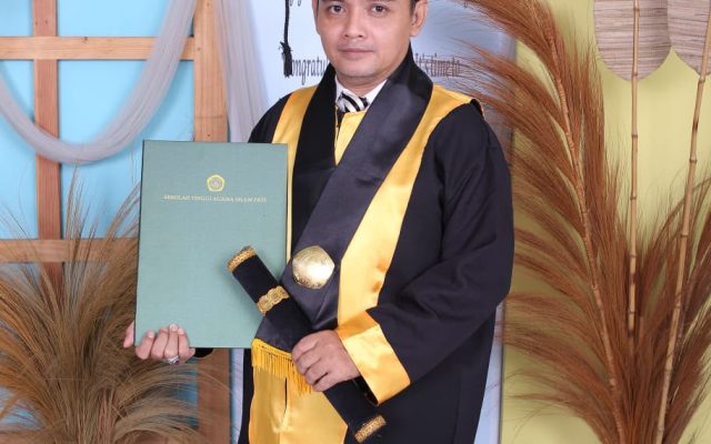 Mustaqim, S.H., S.Hum., C.PFW., C.MDF. Banggakan Keluarga Besar FERADI WPI & FIRMA HUKUM SUBUR JAYA DAN REKAN dengan lulus S.H.