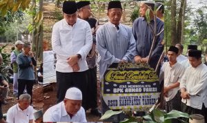 Suasana Duka selimuti saat Keluarga Sekda Kabupaten Tangerang antar Adinda Ahmad Fauzi ke tempat peristirahatan terakhir