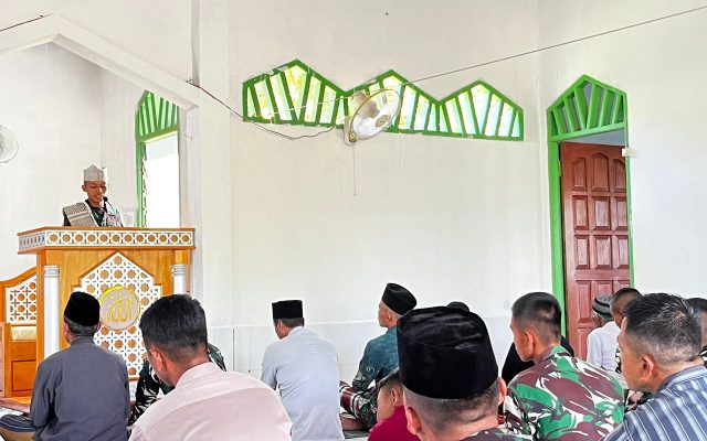 Prajurit Yonif TP 860/NSK Gelar Program BERSATU di Masjid Al Falah Waropen, Pererat Silaturahmi dengan Masyarakat