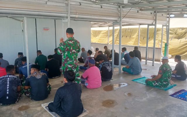 Satgas TMMD ke-129 Kodim 1707/Merauke Laksanakan Sholat Jum’at Bersama Warga Kampung Wanam