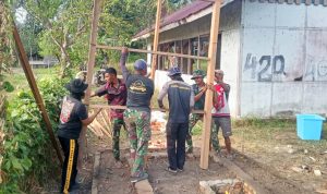 Wujudkan Sanitasi Yang Layak, Personel Satgas TMMD ke-129 Bangun MCK dan Sumur di Wanam