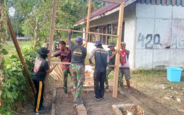 Wujudkan Sanitasi Yang Layak, Personel Satgas TMMD ke-129 Bangun MCK dan Sumur di Wanam