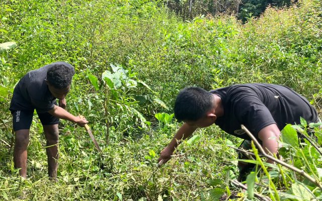 Sinergi TNI dan Rakyat: Yonif TP 809/NTM Bersama Warga Desa Sewan Gelar Karya Bakti Pembersihan Saluran Air