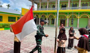 Prajurit Yonif TP 860/NSK Tanamkan Nasionalisme Lewat Program TEKAD di MI At-Taqwa Waropen