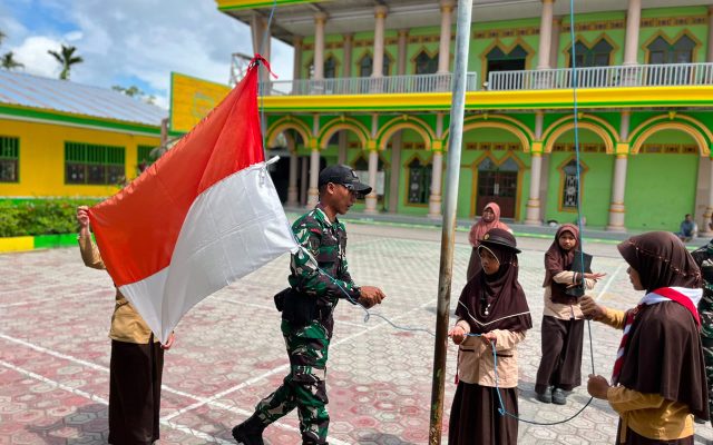 Prajurit Yonif TP 860/NSK Tanamkan Nasionalisme Lewat Program TEKAD di MI At-Taqwa Waropen