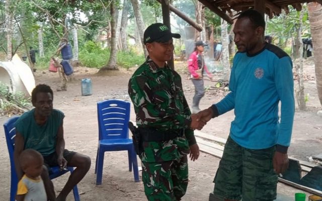 Pererat Silaturahmi, Personel Satgas TMMD ke-129 Serap Aspirasi Warga Kampung Wanam