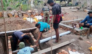 Gotong Royong TNI dan Warga Percepat Pembangunan Sumur dan MCK TMMD ke-129 di Wanam
