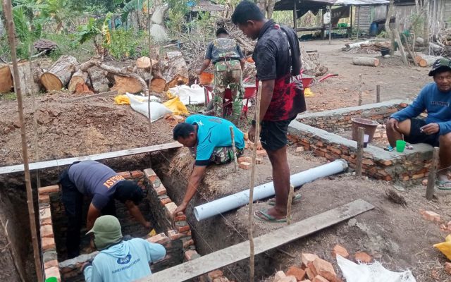 Gotong Royong TNI dan Warga Percepat Pembangunan Sumur dan MCK TMMD ke-129 di Wanam