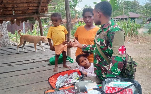 Wujud Kepedulian TNI, Satgas TMMD ke-129 Layani Pemeriksaan Kesehatan Masyarakat Wanam