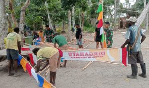 Sambut HUT ke-81 RI, Personel Satgas TMMD dan Warga Wanam Gotong Royong Pasang Bendera