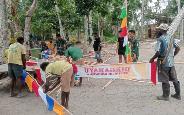 Sambut HUT ke-81 RI, Personel Satgas TMMD dan Warga Wanam Gotong Royong Pasang Bendera
