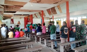 Tingkatkan Keimanan, Personel Satgas TMMD Ibadah Minggu di Gereja Santa Teresia Wanam