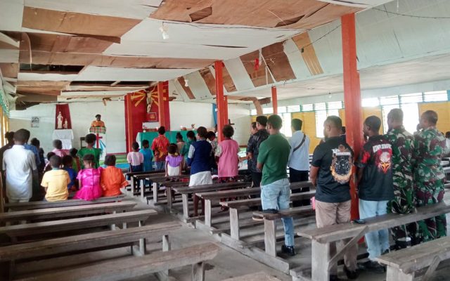 Tingkatkan Keimanan, Personel Satgas TMMD Ibadah Minggu di Gereja Santa Teresia Wanam