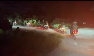 Patroli Malam Yonif TP 860/NSK Sisir Distrik Urei Faisei, Ciptakan Rasa Aman bagi Masyarakat Waropen