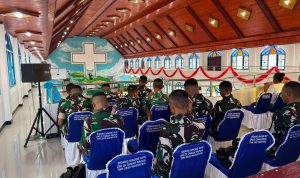 Perkuat Keimanan dan Kemanunggalan, Personel Yonif TP 860/NSK Ikuti Ibadah Minggu Bersama Jemaat di Waropen