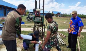 Gotong Royong TNI dan Warga, Bangun Sumur Bor Hadirkan Harapan Air Bersih Untuk Generasi Penerus