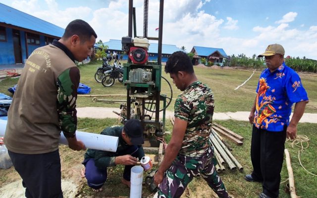 Gotong Royong TNI dan Warga, Bangun Sumur Bor Hadirkan Harapan Air Bersih Untuk Generasi Penerus