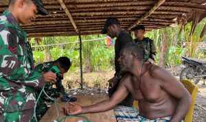 SATU Hati untuk Masyarakat, Yonif TP 860/NSK Berikan Pengobatan Gratis bagi Warga Kampung Sawara Jaya