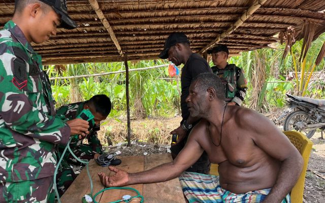 SATU Hati untuk Masyarakat, Yonif TP 860/NSK Berikan Pengobatan Gratis bagi Warga Kampung Sawara Jaya