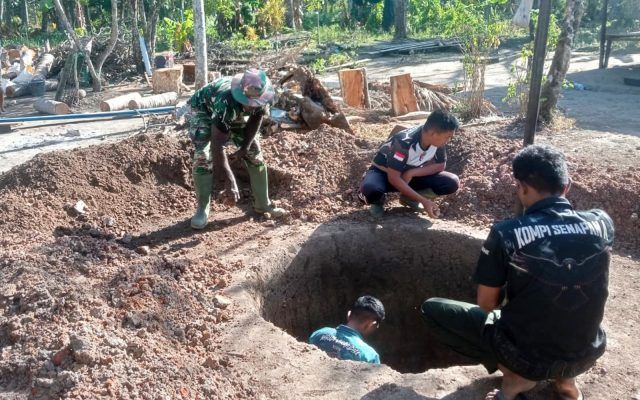 Kebersamaan TNI dan Masyarakat, Menjadi Kekuatan TMMD Dalam Membangun Sumur Galian di Wanam