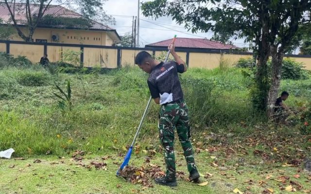 Wujud Kepedulian TNI, Yonif 820 dan Jemaat GKI Ottow Geissler Gotong Royong Rawat Rumah Ibadah