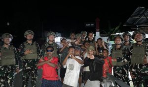 Patroli Malam Yonif TP 860/NSK Sisir Urei Faisei, Warga Diberi Imbauan Kamtibmas untuk Jaga Keamanan Lingkungan