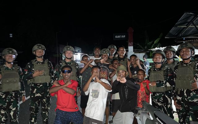Patroli Malam Yonif TP 860/NSK Sisir Urei Faisei, Warga Diberi Imbauan Kamtibmas untuk Jaga Keamanan Lingkungan