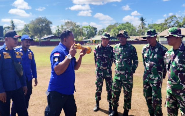 Tingkatkan Kesiapsiagaan, Personel Kodim 1707/Merauke Asah Ketrampilan Bersama Petugas Damkar