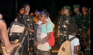 Personel Yonif TP 809/NTM Sigap Bantu Evakuasi Kendaraan Warga Wapoania yang Terperosok ke Jurang
